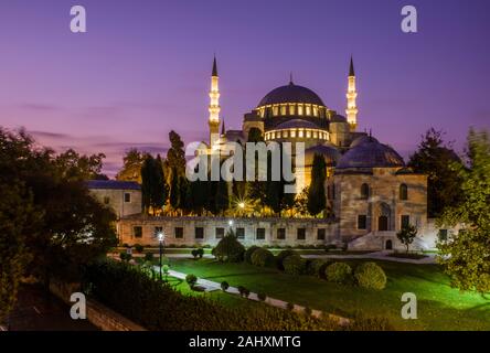 Süleymaniye Moschee, Süleymaniye Camii, auf einem Hügel im Stadtteil Fatih, am Abend nach Sonnenuntergang beleuchtet Stockfoto