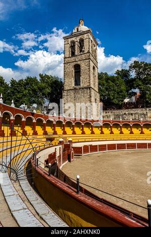 Mexiko Tlaxcala Tlaxcala de Xicohténcatl öffnen Kathedrale Unserer Lieben Frau von der Annahme und der Stierkampfarena entfernt Stockfoto