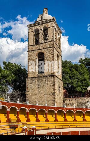 Mexiko Tlaxcala Tlaxcala de Xicohténcatl öffnen Kathedrale Unserer Lieben Frau von der Annahme und der Stierkampfarena entfernt Stockfoto