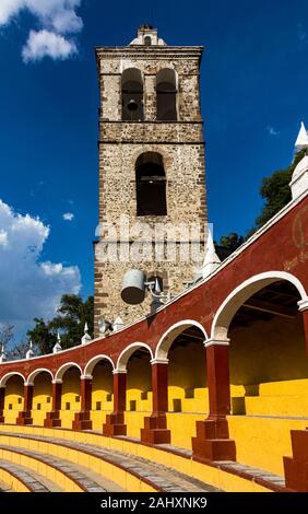 Mexiko Tlaxcala Tlaxcala de Xicohténcatl öffnen Kathedrale Unserer Lieben Frau von der Annahme und der Stierkampfarena entfernt Stockfoto
