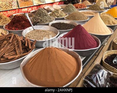 Mehrere Stapel von Kräutern und Gewürzen auf dem ägyptischen Markt verkauft. Stockfoto