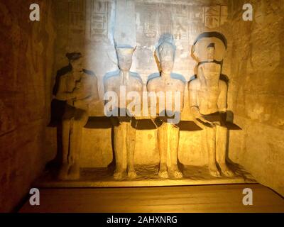 Zwei Mal im Jahr die zentrale Kammer in Abu Simbel leuchtet auf. Dann Ramses, Ra en Amun leuchtet, nur Ptah, der Gott der Finsternis, bleibt in der Sha Stockfoto