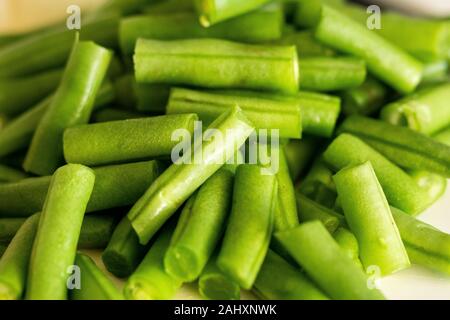 Gehackte grüne lange Bohnen schließen oben mit selektiven Fokus am 2. Januar 2020 Stockfoto