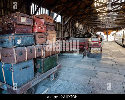 Koffer am Bahnhof, Didcot Railway Center, Oxfordshire, England, Großbritannien, GB. Stockfoto