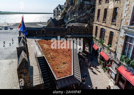 Mont Saint Michel, Frankreich - Juli 25, 2018: Der Eingang zum Mont Saint-Michel, an den Sommer. Stockfoto