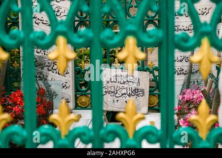 Grabsteine hinter einer eisernen Tor auf dem Friedhof der Süleymaniye Moschee, Süleymaniye Camii, auf einem Hügel im Stadtteil Fatih Stockfoto