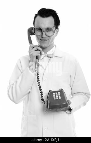 Studio shot der Jungen verrückten Mann Arzt Holding alten Telefon Stockfoto