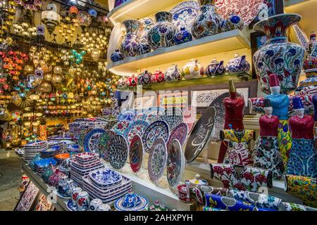 Farbenfrohe und kunstvolle tablewear und Lampen sind im Grand Bazaar, Kapalıçarşı, einer der größten und ältesten überdachten Märkte der Welt verkauft. Stockfoto