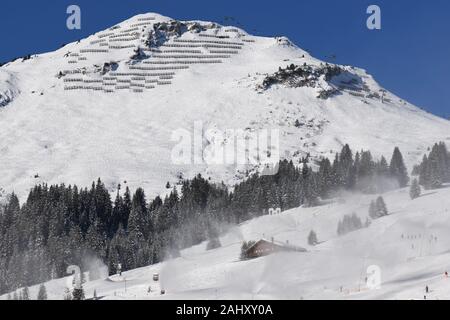 Herrliche Schitage in Lech und Zürs am Arlberg im Winter 2010/20 mit Blick auf das Kriegerhorn und den darauf führenden Sessellift Stockfoto