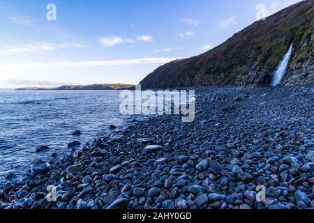 Bucks Mills High Tide Blick auf den Strand Mit Bunten Nassen Pebbles, Küste von North Devon, Wasserfall und Bideford Bay; Bucks Mills, Devon, Großbritannien Stockfoto