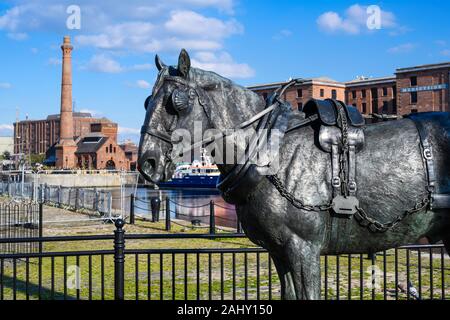 "Waiting", ein Denkmal für die arbeitenden Pferde der Liverpooler Docks, gestaltet von Judy Boyt, steht außerhalb des Museums von Liverpool. Stockfoto