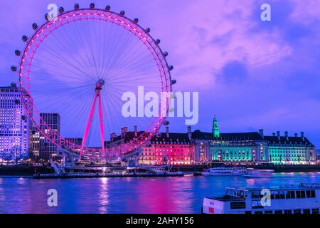 Die Skyline des Ufers, London Eye, Dämmerung, blaue Stunde mit Southbank und County Hall, Reiseziel der Themse, London England Großbritannien Stockfoto