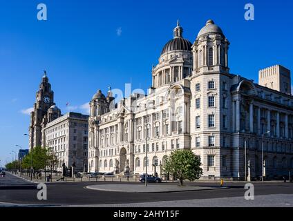 Die drei Grazien, einschließlich das Royal Liver Building, sind historische Wahrzeichen Gebäude am Pier Head, Liverpool, England, UK. Stockfoto