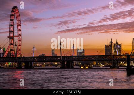 Landschaft Skyline von London, das London Eye, Dämmerung, Dämmerung, blaue Stunde mit der Southbank und Themse Reiseziel, London England Großbritannien Stockfoto