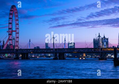 Landschaft Skyline von London, das London Eye, Dämmerung, Dämmerung, blaue Stunde mit der Southbank und Themse Reiseziel, London England Großbritannien Stockfoto