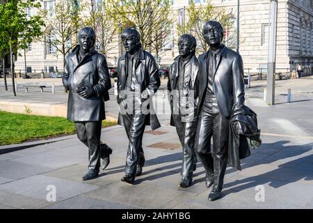 Bronzestatue von Pop group The Beatles (2015), von Andrew Edwards, Pier Head, Liverpool, England, UK. Stockfoto