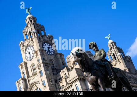 Reiterstatue (1921) von König Edward VII und das Royal Liver Building (1911), einem denkmalgeschützten Gebäude am Pier Head, Liverpool, England, UK aufgeführt Stockfoto