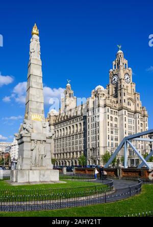 Denkmal für den Maschinenraum Helden der Titanic und das Royal Liver Building (1911, einem denkmalgeschützten Gebäude am Pier Head, Liverpool, England, UK aufgeführt Stockfoto