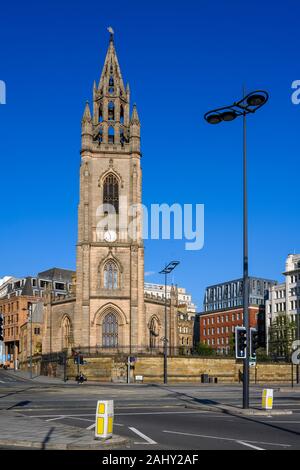 In der Nähe von Pier Head am Fluss Mersey befindet sich die Church of Our Lady and Saint Nicholas, die anglikanische Pfarrkirche von Liverpool. Stockfoto