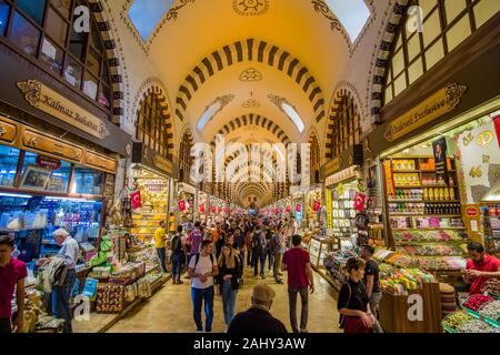 Viele Menschen sind Wandern und Shopping innerhalb der Gewürzmarkt, Mısır Çarşısı, auch als Ägyptischer Basar bekannt Stockfoto