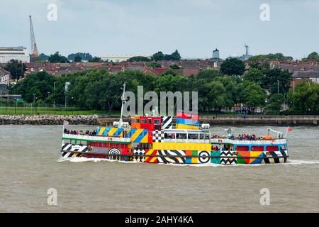 Mersey Fähre MV Snowdrop (1959), früher MV Woodchurch, im ersten Weltkrieg dazzle Tarnung, entworfen von Sir Peter Blake gemalt. Stockfoto