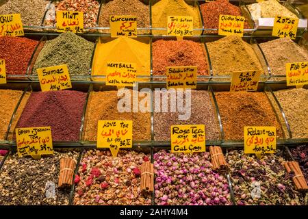 Große Auswahl an verschiedenen Tees und Gewürze sind für den Verkauf in der Gewürzmarkt, Mısır Çarşısı angeboten, die auch als Ägyptischer Basar bekannt Stockfoto