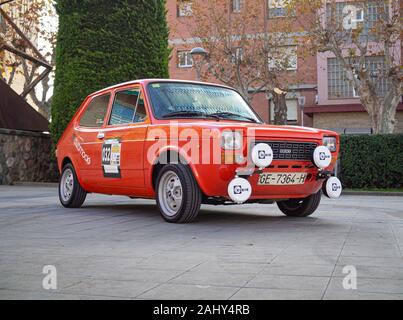 MONTMELO, SPANIEN - November 30, 2019: 1975 Sitz 127 LS (Serie 1) an Straßen in der Stadt Stockfoto