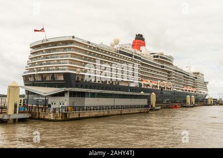 MS Queen Elizabeth (2010), ein Kreuzfahrtschiff von der Cunard Line betrieben, Anker im Hafen von Liverpool Cruise Terminal, Liverpool, England, UK, Europa Stockfoto