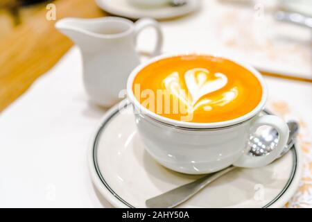 Thai Milch Kaffee in eine Tasse auf dem Tisch für das Frühstück. Stockfoto