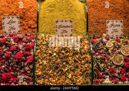 Große Auswahl an verschiedenen Tees und Gewürze sind für den Verkauf in der Gewürzmarkt, Mısır Çarşısı angeboten, die auch als Ägyptischer Basar bekannt Stockfoto