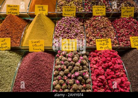 Große Auswahl an verschiedenen Tees und Gewürze sind für den Verkauf in der Gewürzmarkt, Mısır Çarşısı angeboten, die auch als Ägyptischer Basar bekannt Stockfoto