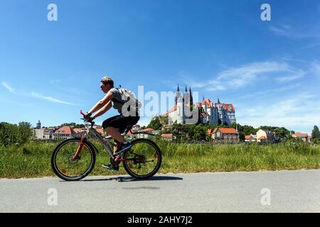 Frau auf Radweg entlang der Elbe Meißen Sachsen Deutschland Fahrrad Stockfoto