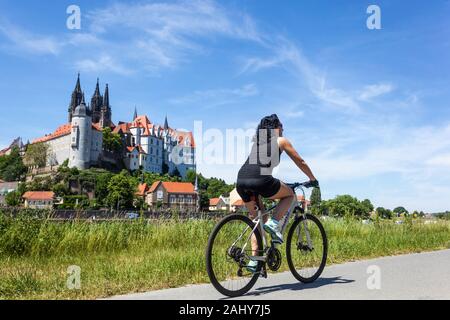 Eine Frau genießt es, auf einem Radweg entlang der Elbe Meißen Sachsen Deutschland Urlaub, Reiten Fahrrad, atemberaubende Landschaft Fahrrad fahren Stockfoto