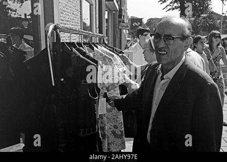 206 mit dem Markt in Örebro, 1969. Besuch der Örebro Marktplatz, 1969. Stockfoto