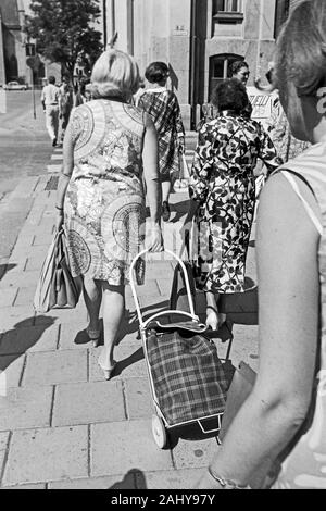 206 mit dem Markt in Örebro, 1969. Besuch der Örebro Marktplatz, 1969. Stockfoto