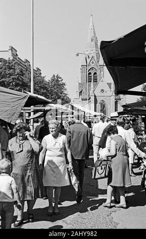 206 mit dem Markt in Örebro, 1969. Besuch der Örebro Marktplatz, 1969. Stockfoto