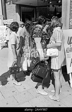 206 mit dem Markt in Örebro, 1969. Besuch der Örebro Marktplatz, 1969. Stockfoto