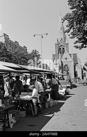 206 mit dem Markt in Örebro, 1969. Besuch der Örebro Marktplatz, 1969. Stockfoto