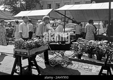 206 mit dem Markt in Örebro, 1969. Besuch der Örebro Marktplatz, 1969. Stockfoto