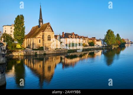 Frankreich, Burgund, Yonne, Sens, Kirche Saint-Maurice auf der Yonne Fluss Stockfoto