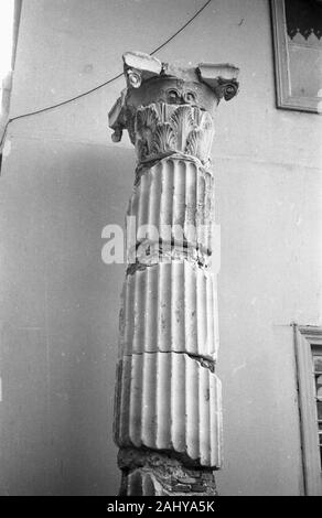 Touristentour durch die Ruinen des alten antiken Olympia, Griechenland 1950er. Touristische Führung durch die Ruinen des antiken Olympia, Griechenland 1950. Stockfoto