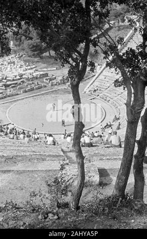Peloponnes - Theater von Epidauros, das Heiligtum des Asklepios, Blick auf das Orchester, Spanien 1954. Peloponnes - Theater von Epidauros, das Heiligtum des Asklepios, Blick auf das Orchester, Griechenland 1954. Stockfoto