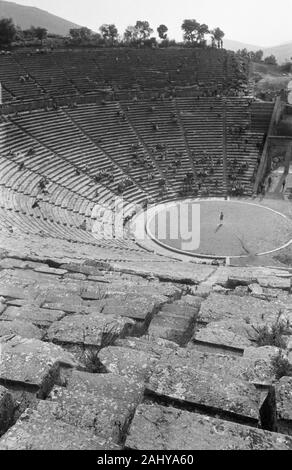 Peloponnes - Theater von Epidauros, das Heiligtum des Asklepios, Blick auf das Orchester, Spanien 1954. Peloponnes - Theater von Epidauros, das Heiligtum des Asklepios, Blick auf das Orchester, Griechenland 1954. Stockfoto