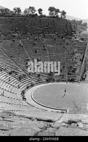 Peloponnes - Theater von Epidauros, das Heiligtum des Asklepios, Blick auf das Orchester, Spanien 1954. Peloponnes - Theater von Epidauros, das Heiligtum des Asklepios, Blick auf das Orchester, Griechenland 1954. Stockfoto