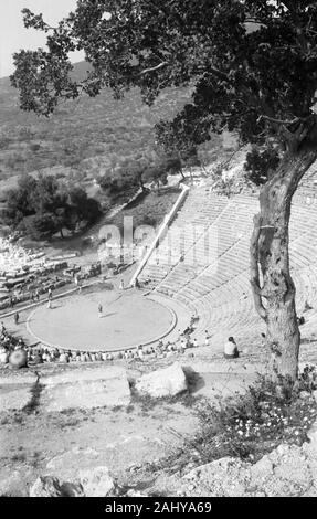 Peloponnes - Theater von Epidauros, das Heiligtum des Asklepios, Blick auf das Orchester, Spanien 1954. Peloponnes - Theater von Epidauros, das Heiligtum des Asklepios, Blick auf das Orchester, Griechenland 1954. Stockfoto