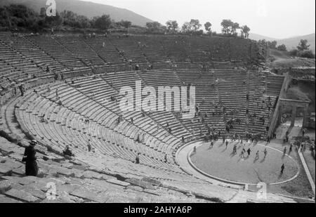 Peloponnes - Theater von Epidauros, das Heiligtum des Asklepios, Blick auf das Orchester, Spanien 1954. Peloponnes - Theater von Epidauros, das Heiligtum des Asklepios, Blick auf das Orchester, Griechenland 1954. Stockfoto