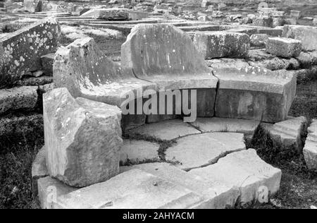 Touristentour durch die Ruinen des alten antiken Olympia, Griechenland 1950er. Touristische Führung durch die Ruinen des antiken Olympia, Griechenland 1950. Stockfoto