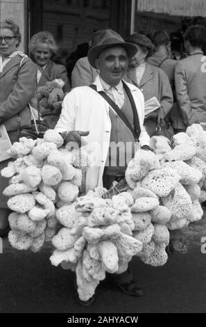 Ein Schwammverkäufer in den Parks von Athen, Griechenland 1950er Jahre. Ein schwamm Verkäufer in den Straßen von Athen, Griechenland in den 1950er Jahren. Stockfoto