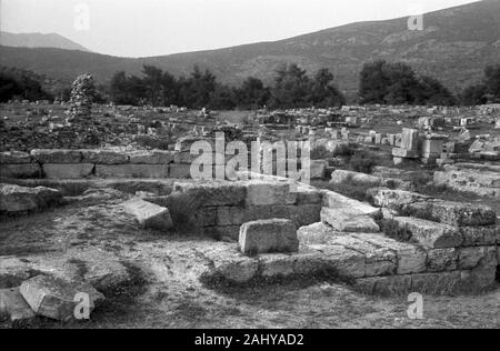 Touristentour durch die Ruinen des alten antiken Olympia, Griechenland 1950er. Touristische Führung durch die Ruinen des antiken Olympia, Griechenland 1950. Stockfoto