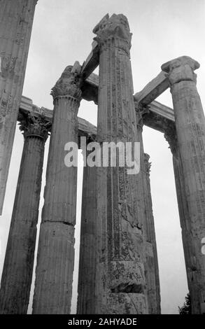 Touristentour durch die Ruinen des alten antiken Olympia, Griechenland 1950er. Touristische Führung durch die Ruinen des antiken Olympia, Griechenland 1950. Stockfoto